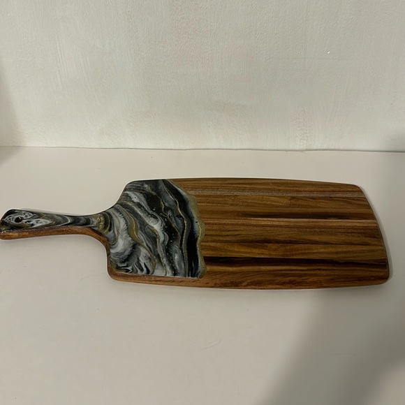 Resin black and gold design cutting board with handle - Picture 3 of 9